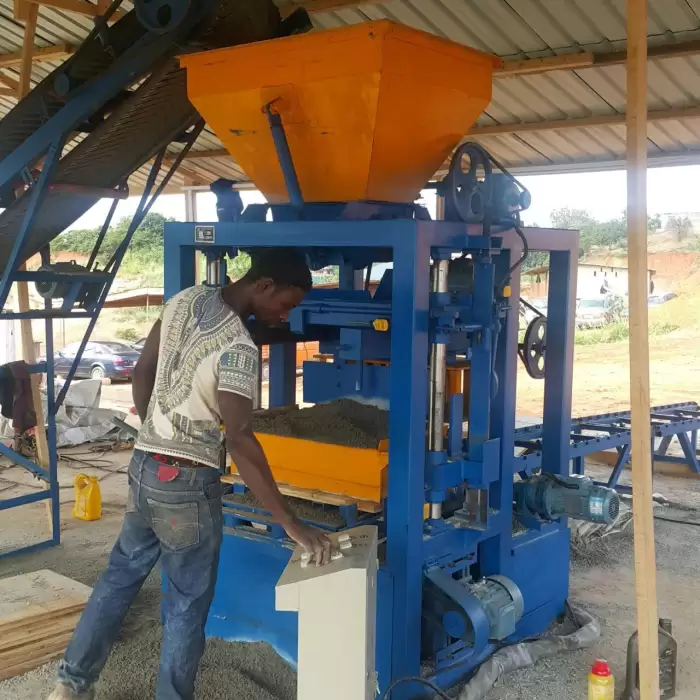 QT4-24 Concrete Block Machine — image 2