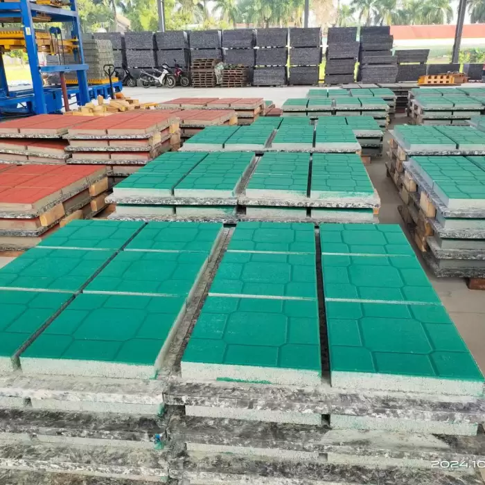 QT6-15 Automatic Concrete Bricks Making Machine — image 5