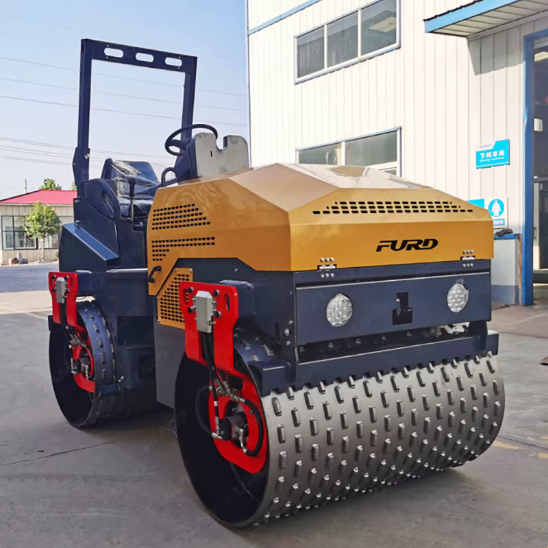 Riding 4000 Kg Articulated Padfoot Trench Roller — image 4