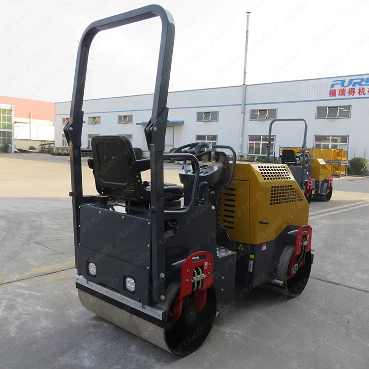 1800 Kg Diesel Engine Smooth Compaction Asphalt Roller with Large Water Tank — image 4