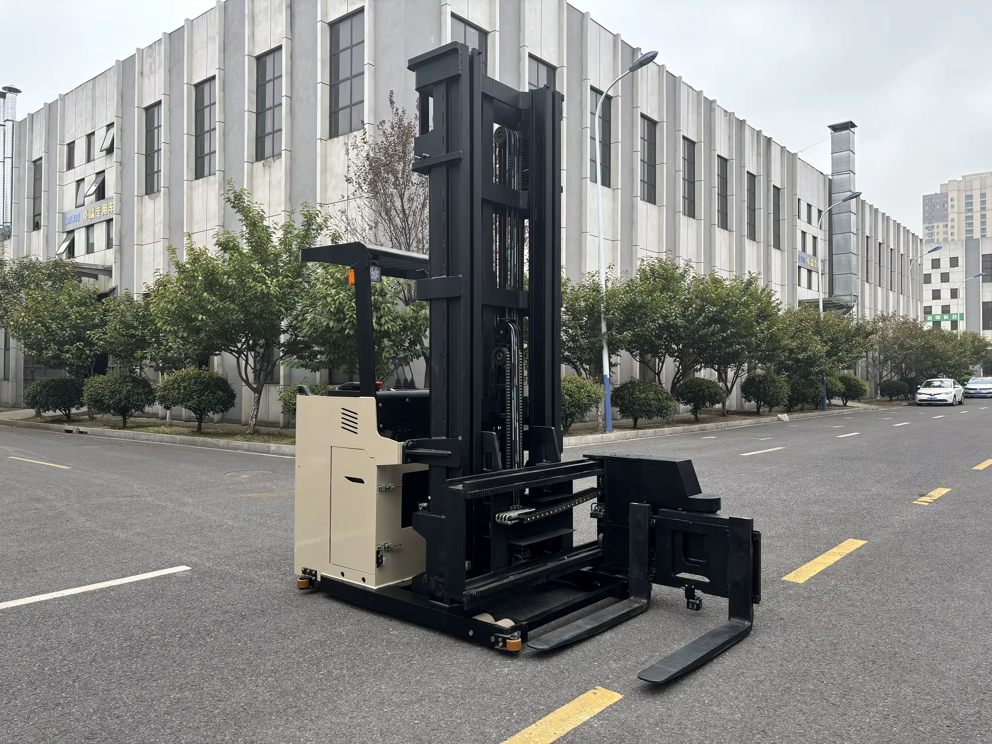 3 Way Narrow Aisle Stacker Forklift — image 4