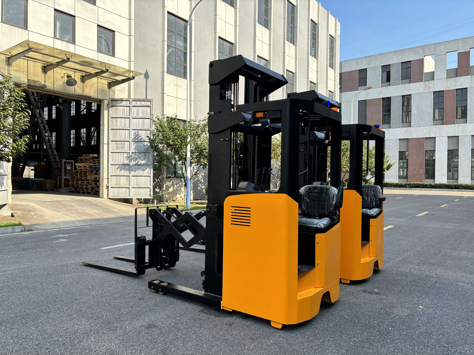 2tons Double Deep Scissor Battery Reach Forklift Electric Truck — image 5