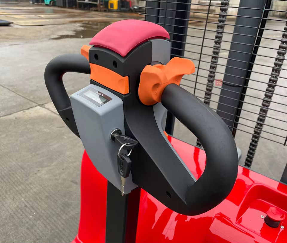 Canmax 1.5T Electric Lift Stacker Forklift — image 3