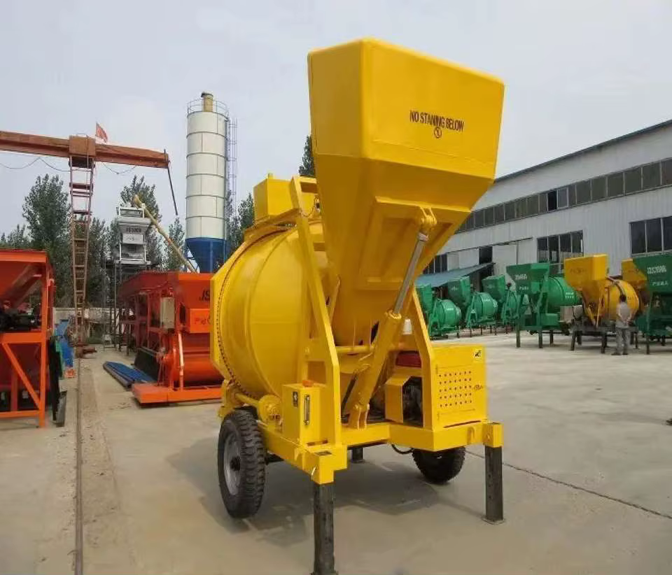 Portable Plastic Drum Concrete Mixer with Automatic Feeding Pump — image 4