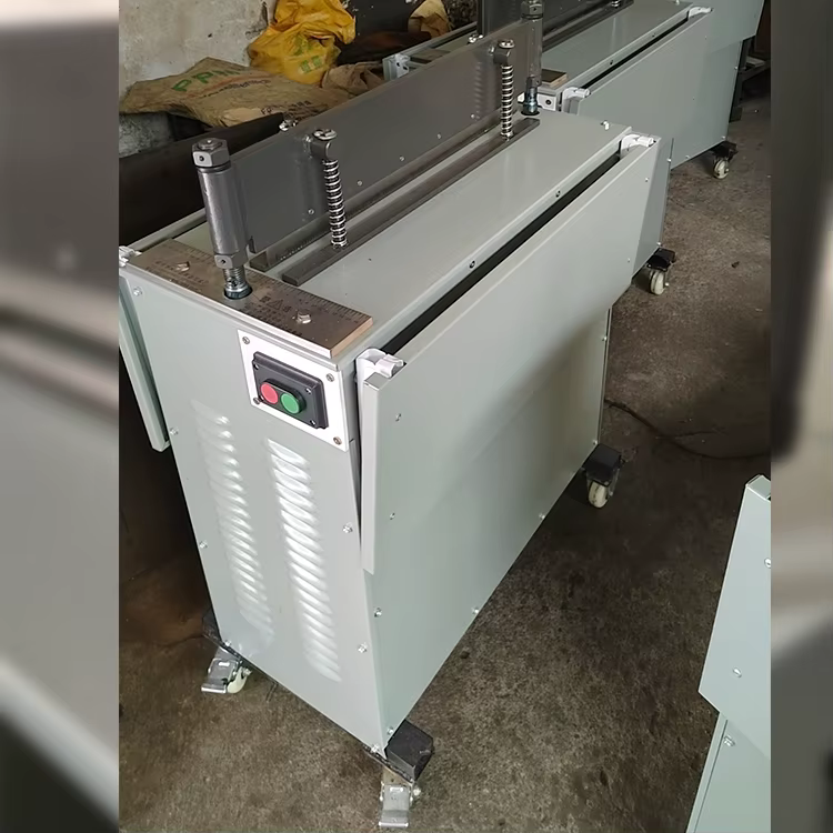 Automatic Zig Zag Fabric Cloth Sample Cutting Cutter Machine — image 2