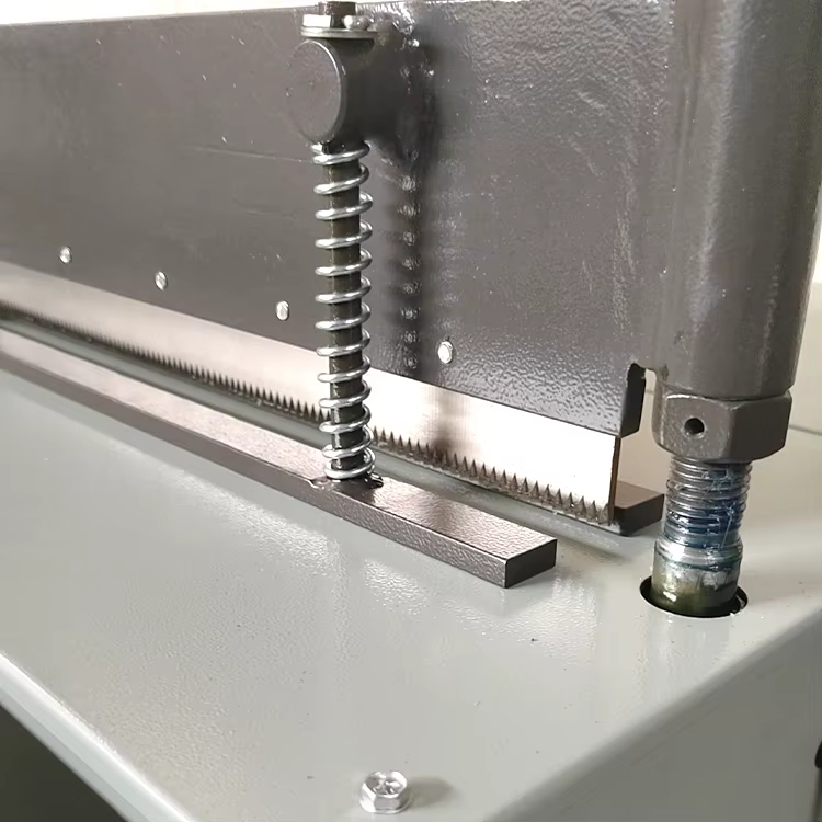 Automatic Zig Zag Fabric Cloth Sample Cutting Cutter Machine — image 6