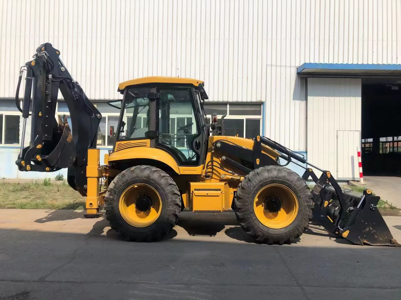 Four Wheel Steering Loader 388H Construction — image 6