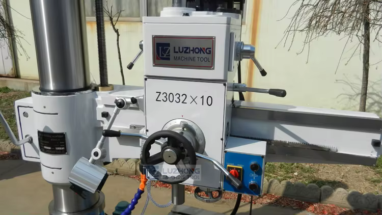 Small Light Z3032 Radial Drilling Machine — image 3