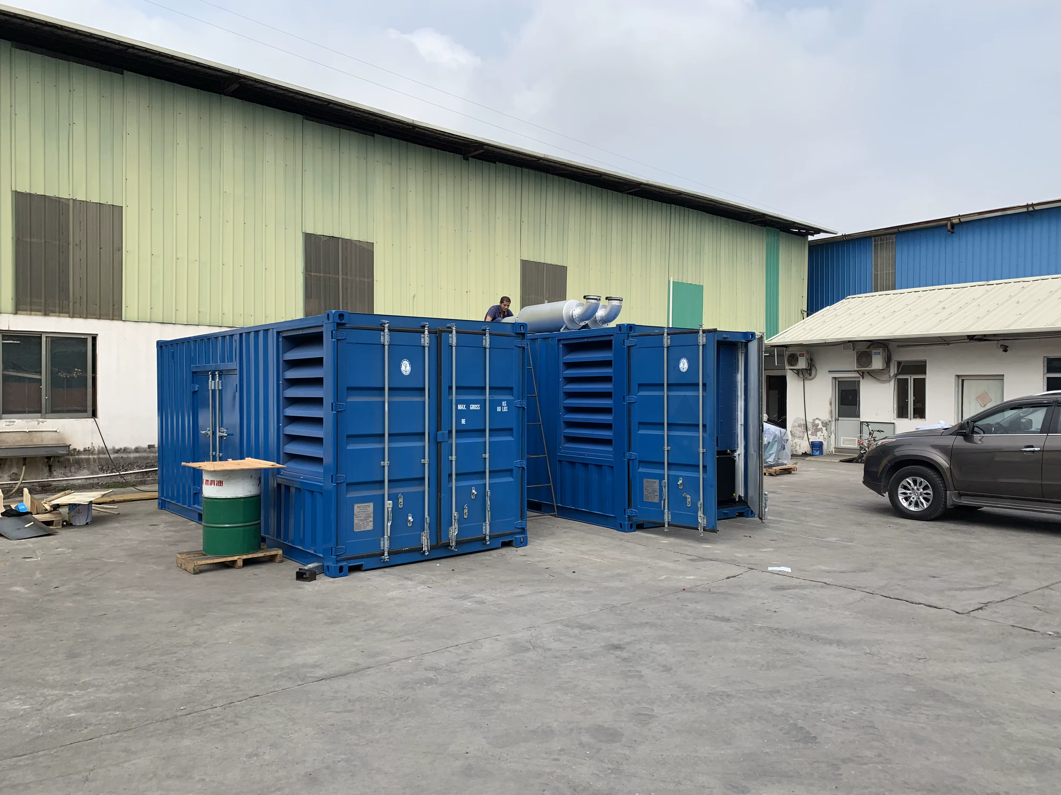 SHX 1250kVA 1000KW Diesel Generator Electrical Color White and Blue Plant Container Three-phase Electro Generator — image 4