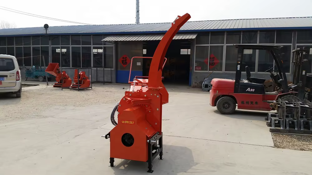 CE Certificate Tractor PTO Double Hydraulic Feeding Rollers Log Wood Chipper for Wood Shredding TH-8 — image 3