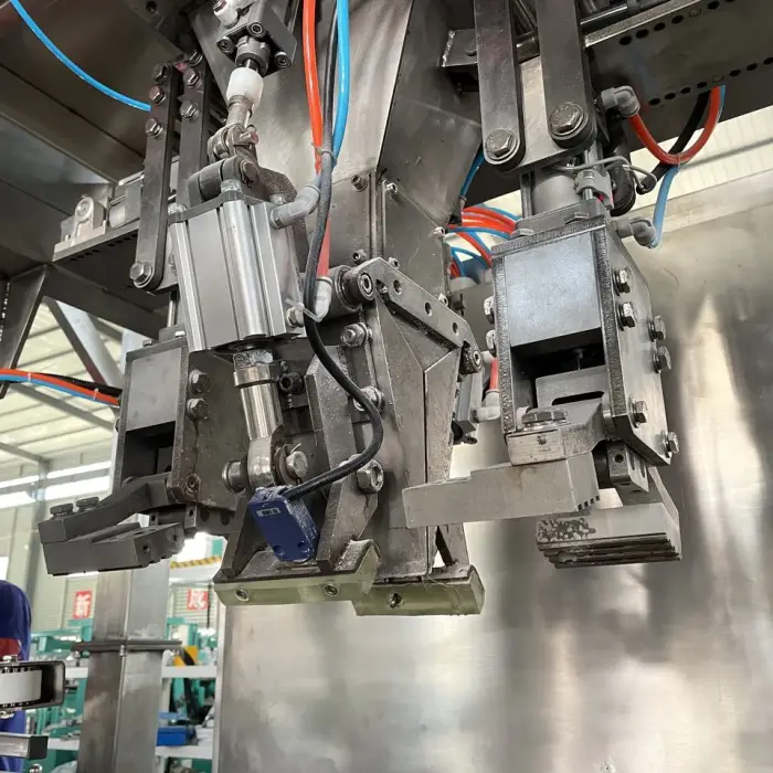 Fully Automatic Granule Bagging Machine 5kg 10kg 25kg Rice/Fertilizer/Grain Weighing Filling Bagging Sewing Packing Machine — image 3