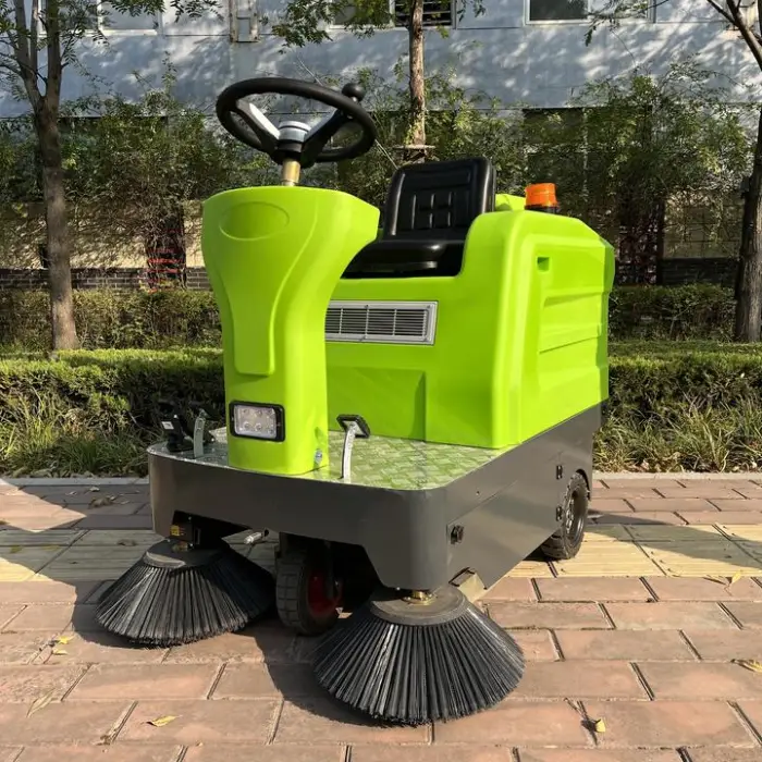 The New Electric Sweeper Is Suitable for Outdoor Use and Can Accommodate One Person — image 3