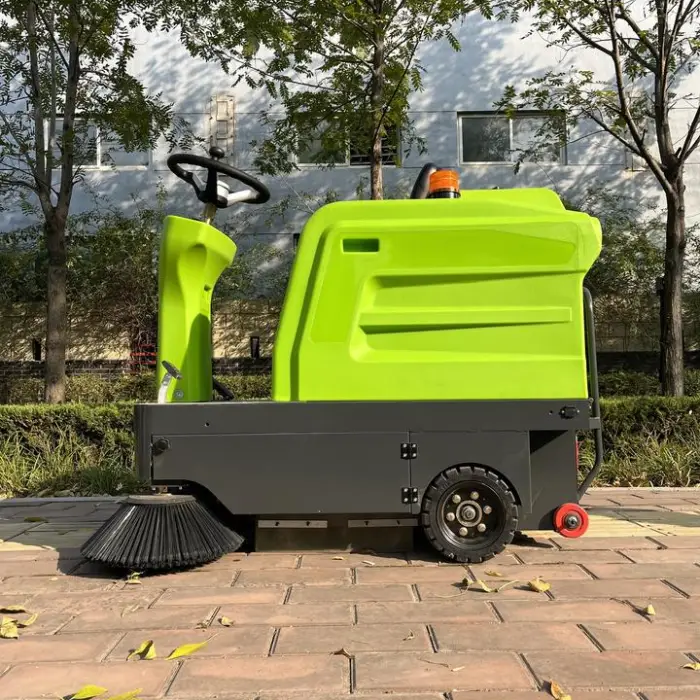 The New Electric Sweeper Is Suitable for Outdoor Use and Can Accommodate One Person — image 4