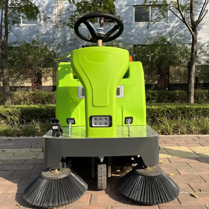 The New Electric Sweeper Is Suitable for Outdoor Use and Can Accommodate One Person — image 7