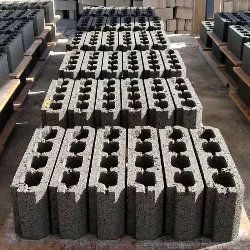 QT4-15 Concrete Blocks Making Machine Automatic Interlocking Hydraulic Press Brick Making Machine in Sudan — image 3