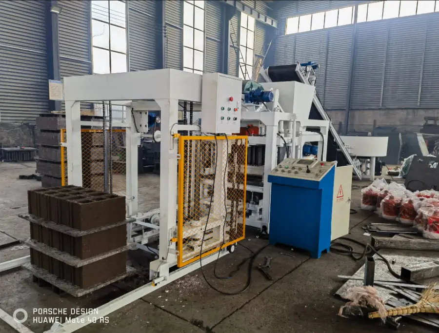 Romania Block Machine High Quality QTJ4-25d Automatic Concrete Hollow Block Brick Making Machine — image 3
