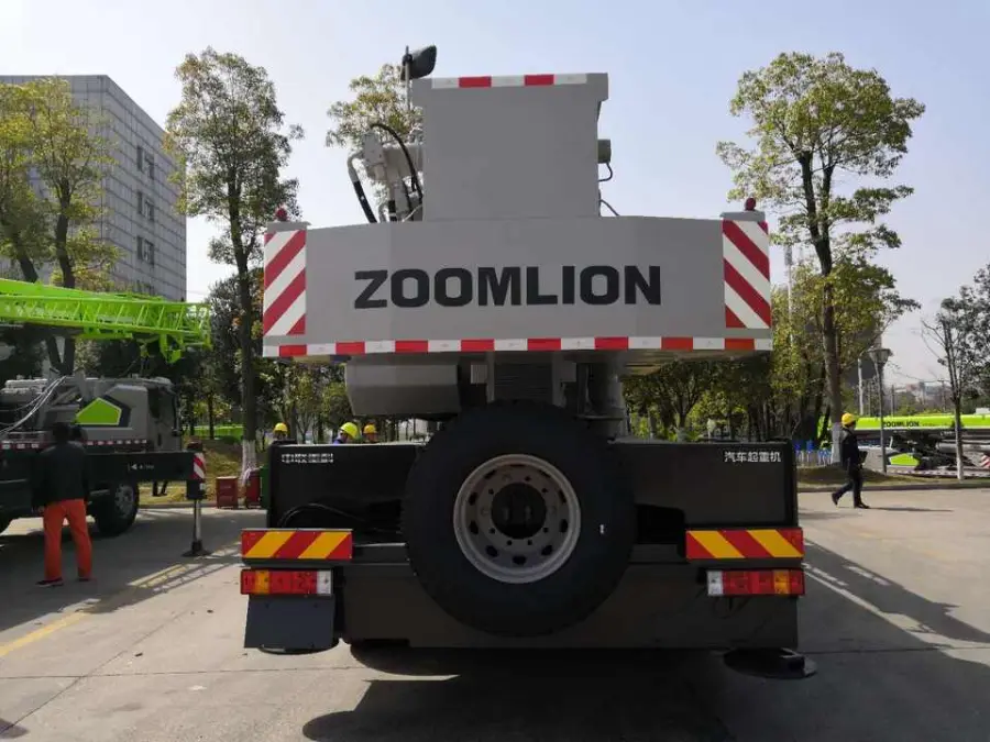 China Zoomlion QY25D QY25 25 Tons Small Lattice Boom Truck Crane Cheap Price for Sale — image 3