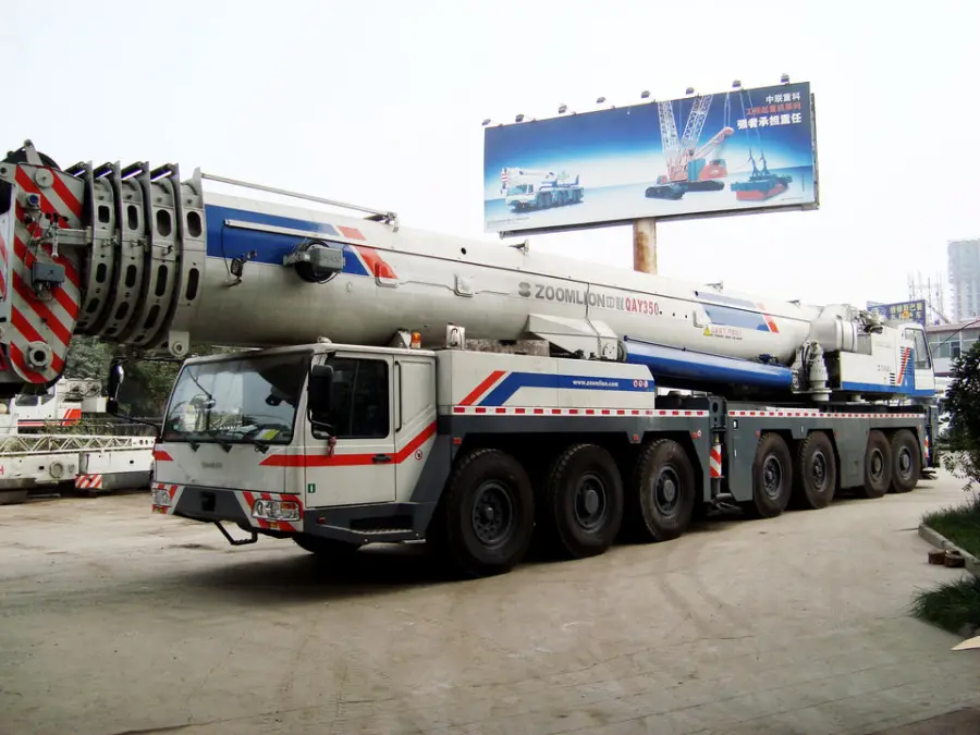 Popular Brand Zoomlion 450 Ton ZAT4500 Mobile Hydraulic Boom All Terrain Crane Truck — image 4