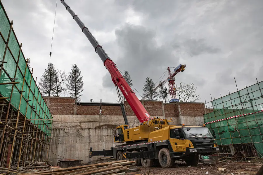 110 Ton All Terrain Truck Crane SAC1100S with 63M Lifting Height and High Efficiency — image 3