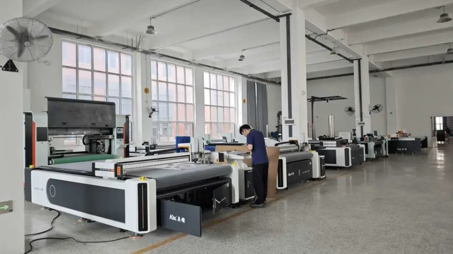 CNC Leather Textile Cutting Machine for Garment Fabric Apparel With Automatic Feeding AOL Flatbed Digital Cutter — image 7
