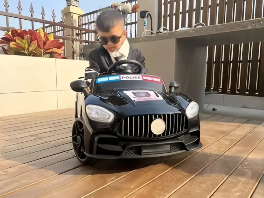 Unisex Children's Rechargeable Electric Ride-On Four-Wheel Tricycle New Remote Control Kids' Battery Power Car Plastic — image 3