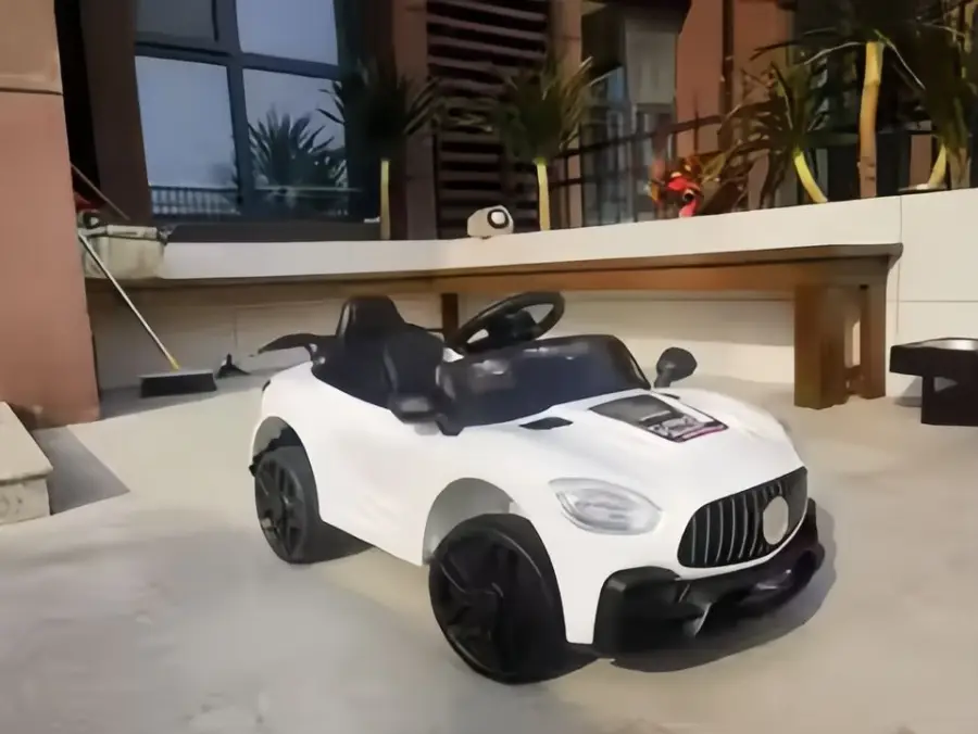 Unisex Children's Rechargeable Electric Ride-On Four-Wheel Tricycle New Remote Control Kids' Battery Power Car Plastic — image 4