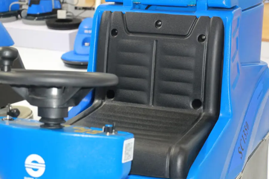 Industrial Electric Ride-On Floor Scrubber Dryer Low-Noise Manual Cleaning Equipment for Hotels Supermarkets New Condition — image 4