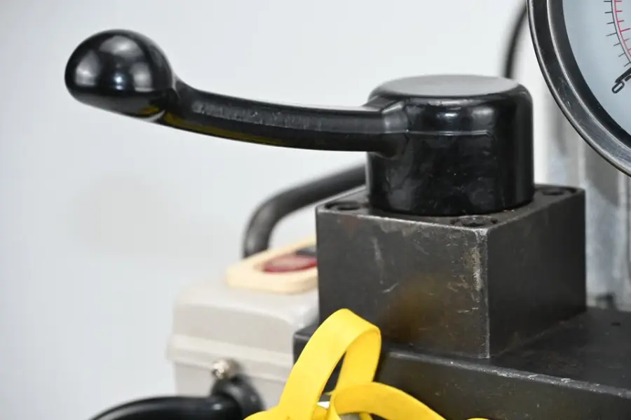 Zhh700c-10b Large Tonnage Manual Control Two-way Electric Pump 47kg — image 4