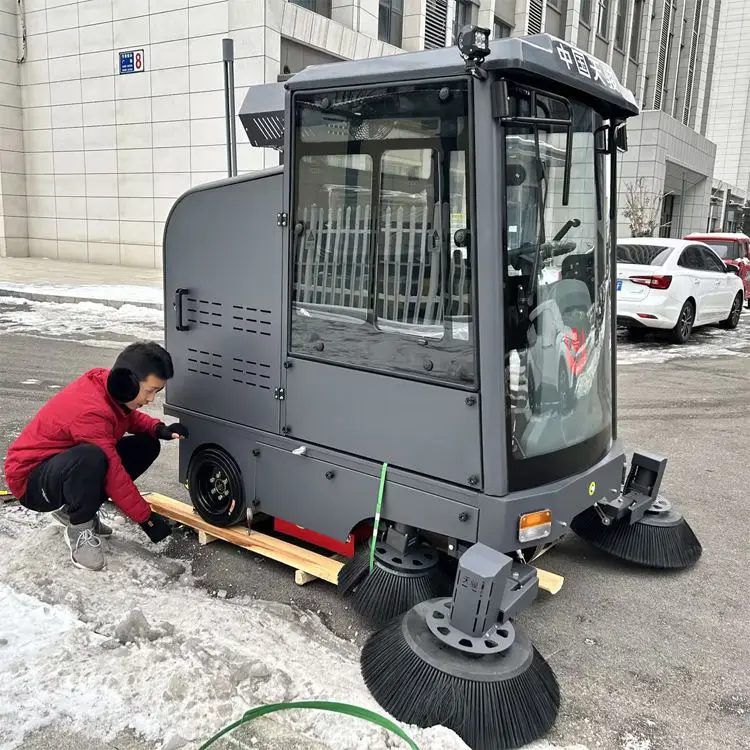 CleanHorse M2 Ride-On Self-Propelled Warehouse Dust Cleaning Machine 48V100Ah Outdoor Sweeper 200L Dust Box for Logistics Hub — image 7