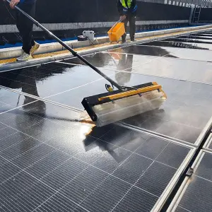 High Quality Hand-Held Rolling Solar Panel Scrubber Brush New Design Photovoltaic Surface Cleaning Machine